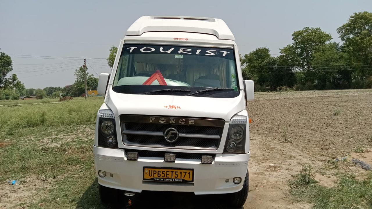 Tempo Traveller Varanasi to Chitrakoot highway scene
