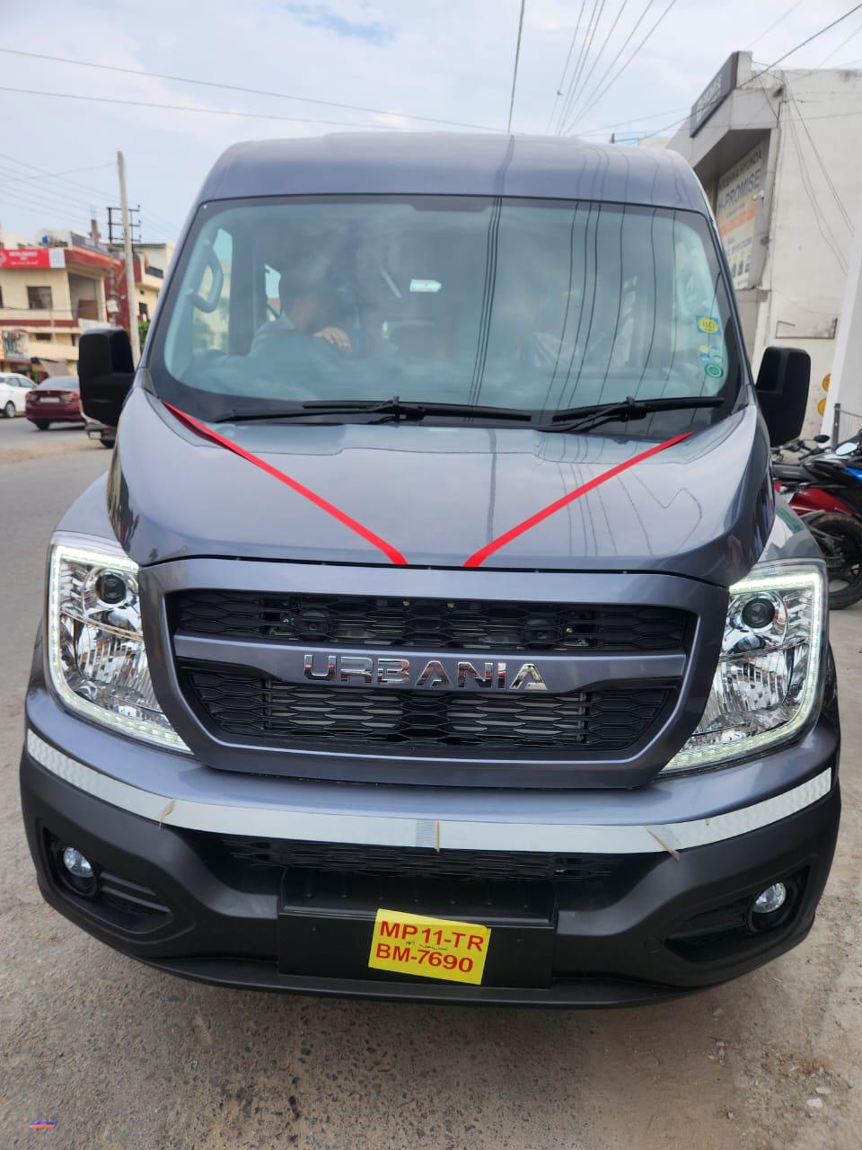 Urbania premium front portrait