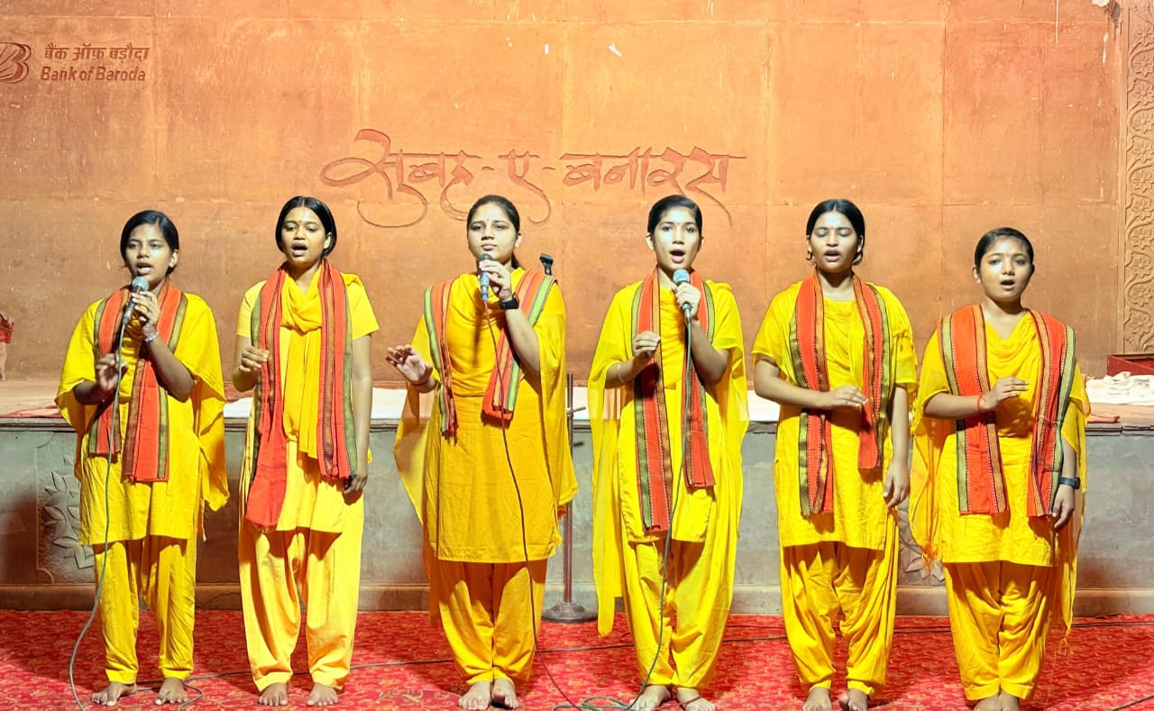 Priest performing kalash puja before Triveni snan